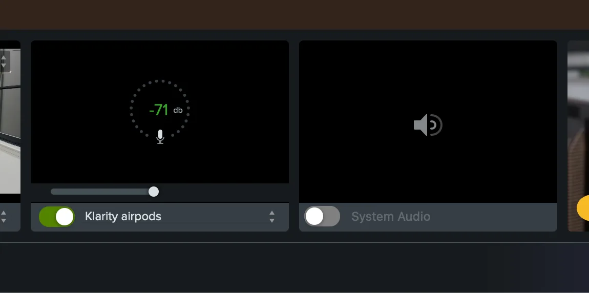 Grabador de edición Camtasia que muestra un micrófono habilitado con medidor de entrada en vivo y control de nivel junto al audio del sistema desactivado