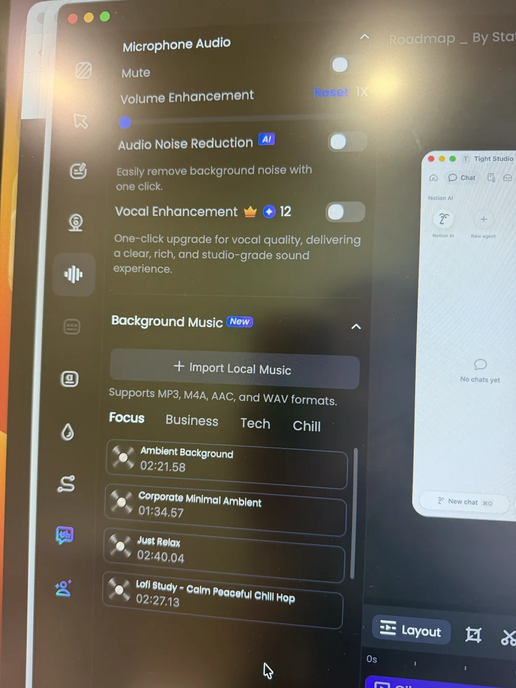 Panel de control de audio FocuSee que muestra silencio del micrófono, mejora del volumen, reducción del ruido AI, mejora vocal, importación de música local, y categorías de música de fondo integradas, Business, Tech y Chill